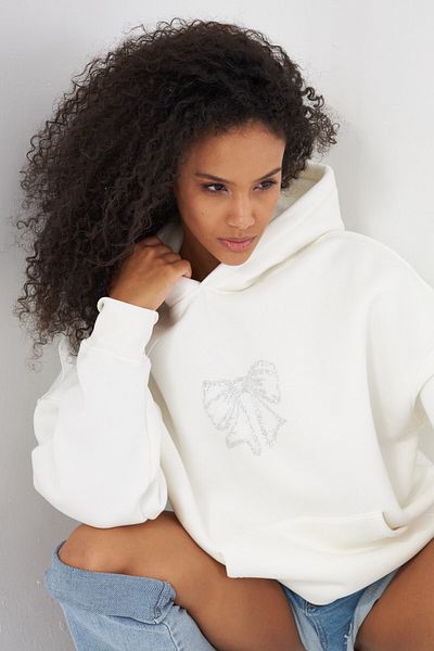 The Champ Clothing Голям бял суитшърт с качулка и щампован камък с панделка