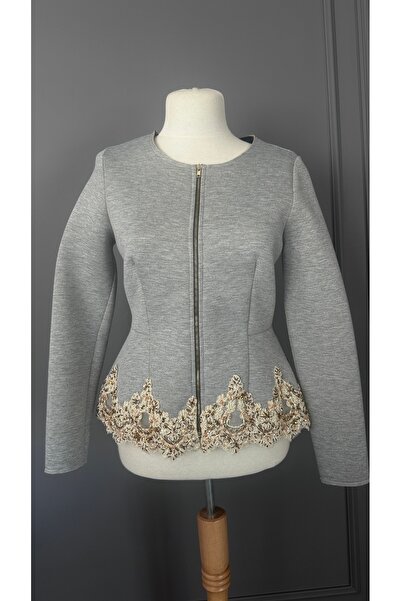 Kübra Tekin Boncuk işlemeli Gri Volanlı Ceket