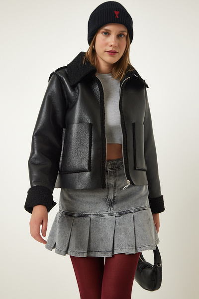 Lovelyİstanbul سترة من الجلد الصناعي بياقة من الفرو وجيب واسع - أسود LTP0011