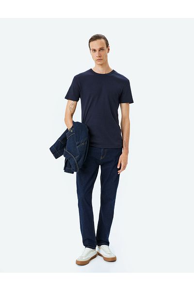 Koton Kurzärmliges, eng anliegendes Baumwoll-T-Shirt mit Rundhalsausschnitt