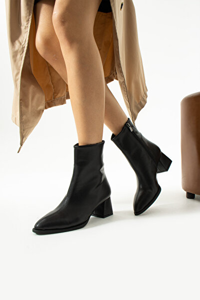 Papuckurdu Kadın Siyah Yandan Fermuarlı Sivri Burunlu Topuklu Bot