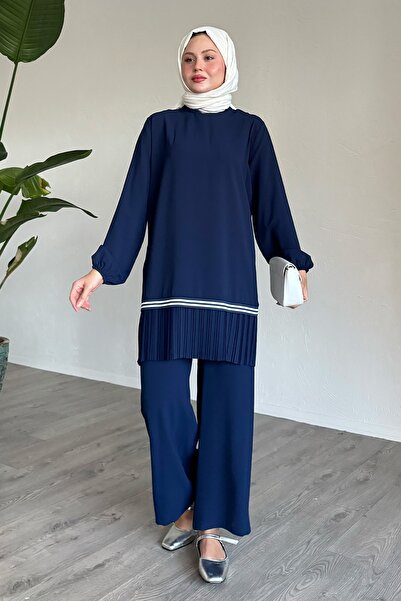 InStyle Námořnicky modrý dvojitý oblek s plisovanou sukní