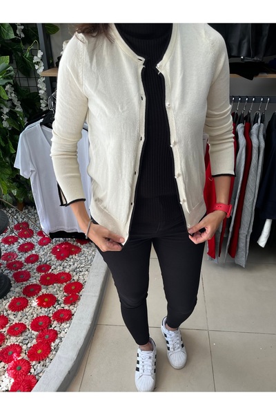 Marka İnci Düğmeli Kolu Yırtmaçlı Kısa Standart İnce Triko Hırka