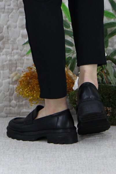 fort 429003 Чорні зручні туфлі-лофери на товстій підошві для жінок