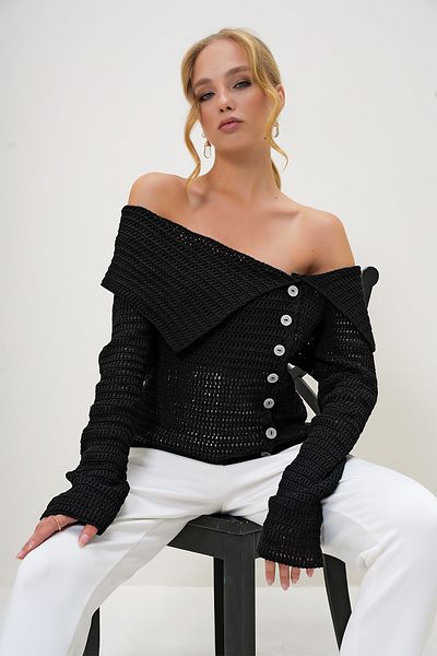 Trend Alaçatı Stili Schwarzer, durchbrochener Strickpullover mit Madonna-Ausschnitt – Knopfdetail, Winter ALC-X13219