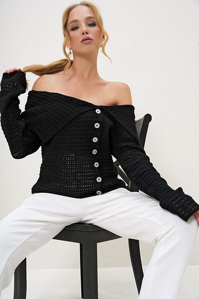 Trend Alaçatı Stili Schwarzer, durchbrochener Strickpullover mit Madonna-Ausschnitt – Knopfdetail, Winter ALC-X13219
