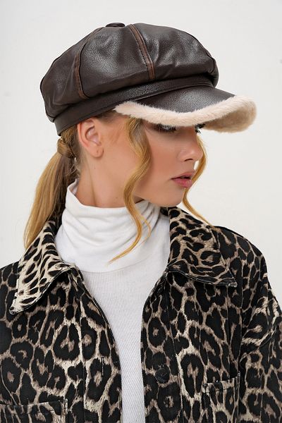 Trend Alaçatı Stili Braune Damen-Mütze aus Kunstleder mit Plüschvisier ALC-X13254