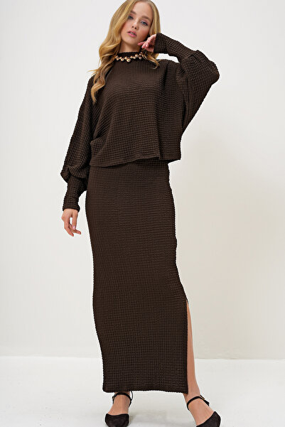 Trend Alaçatı Stili Braunes Set aus Seersuckerbluse und Rock mit Schlitz – Stehkragen ALC-X13261