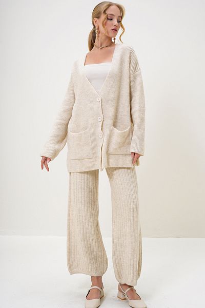 Trend Alaçatı Stili Women's Cream V-Neck Double Pocket Buttoned Knitwear Cardigan and Trousers Suit Alc-X13217