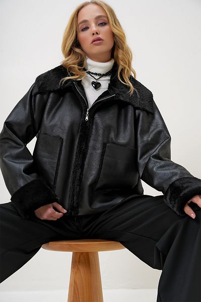 Trend Alaçatı Stili Schwarze Biker-Winterjacke aus Kunstleder – Hemdkragen, Plüschbeutel mit Reißverschluss, mit Taschen ALC-X13236