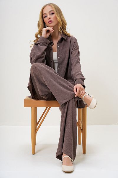 Trend Alaçatı Stili Braunes Damen-Set mit Hemd, Kragen, Knopfleiste vorne, Hemd und Hose ALC-X13122