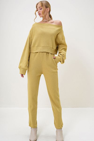 Trend Alaçatı Stili Fat Green Madonna Collar Crop Sweat and Elastic Pants Set - Alc-X13075