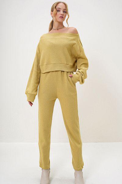 Trend Alaçatı Stili Fat Green Madonna Collar Crop Sweat and Elastic Pants Set - Alc-X13075
