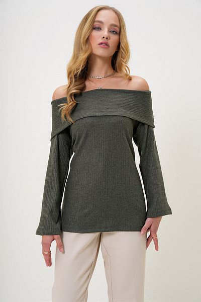 Trend Alaçatı Stili Khakifarbene Damenbluse mit Madonna-Kragen und Interlock-Stoff ALC-X13117