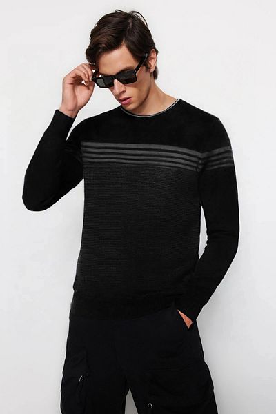 Trendyol Collection Μαύρο πλεκτό πουλόβερ με ριγέ λαιμόκοψη ποδηλάτου με λεπτή εφαρμογή TMNAW25KZ00029