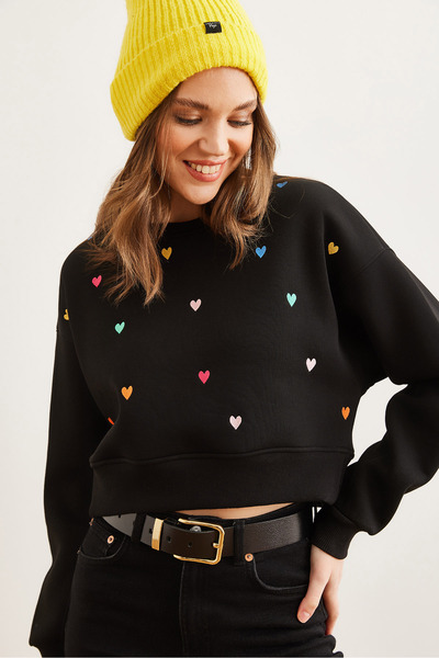 Olalook Kadın Siyah Kalp Nakışlı Şardonlu Crop Kalın Sweatshirt SWT-19000662