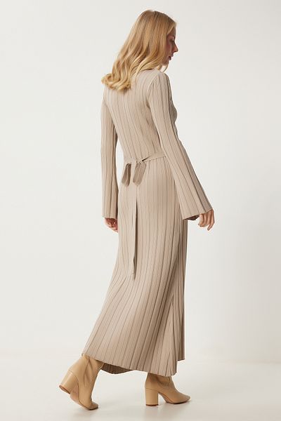 Happiness İstanbul Beigefarbenes, geripptes, langes Strickkleid mit Gürtel für Damen Kİ00108