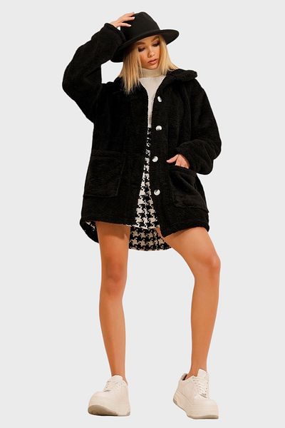 Trend Alaçatı Stili Schwarze ungefütterte Oversize-Plüschjacke mit zwei Taschen vorne und Knöpfen für Damen ALC-X11149