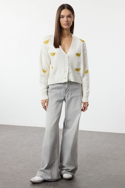 Trendyol Collection Detailní výšivka s výstřihem do V z měkkého úpletu Cardigan - Ecru Twoaw24Hi00237