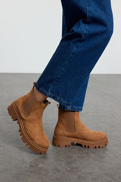 TRENDYOL SHOES Γυναικείες μπότες Chealsea Tan Suede με χοντρή επίπεδη σόλα TAKAW25BO00063