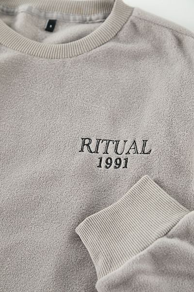 Trendyol Collection Graues Anti-Pilling-Fleece-Sweatshirt mit Rundhalsausschnitt – Textdruck, normaler Schnitt TMNAW23SW00340