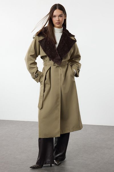 Trendyol Collection Lehký khaki kabát s plyšovým výstřihem s páskem - Twoaw25Tr00025