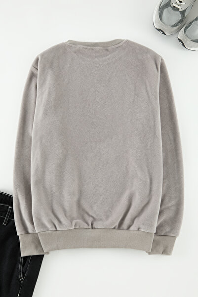 Trendyol Collection Graues Anti-Pilling-Fleece-Sweatshirt mit Rundhalsausschnitt – Textdruck, normaler Schnitt TMNAW23SW00340