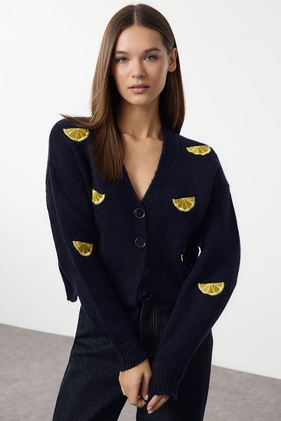 Trendyol Collection Sötétkék V-nyakú hímzett kötött kardigán - puha textúra TWOAW24HI00237