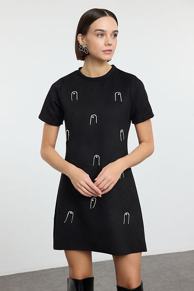 Trendyol Collection Černé mini semišové pletené šaty – výstřih, kamenný detail, ptačí oko, Twoaw24El00523