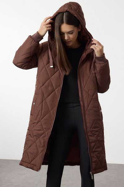 Trendyol Collection Hnědý prošívaný kabát Regular Fit s kapucí Twoaw25Mo00309