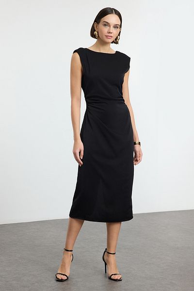 Trendyol Collection Černé rovné vycpané tkané šaty Twoaw25El00361