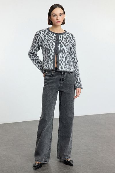 Trendyol Collection Anthrazitfarbener Strick-Cardigan mit Leopardenmuster TWOAW25HI00378