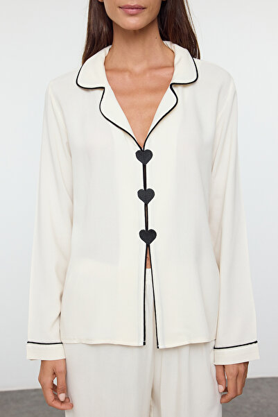 Trendyol Collection Weißes, mit Herzen besticktes, geripptes Viskose-Pyjama-Set THMAW25PT00179