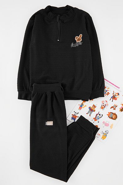 TRENDYOLKIDS طقم علوي محبوك موسمي للأولاد باللون الأسود TKDAW25AU00087