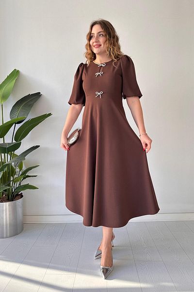 MaziButik Καφέ κρεπ φόρεμα - Τρεις λεπτομέρειες με φιόγκο