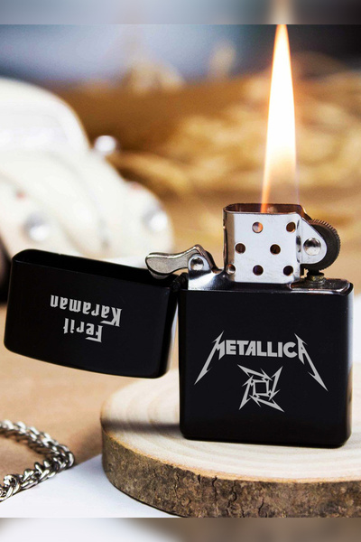 İŞTE BU Kişiye Özel İsimli Benzinli Siyah Çakmak Metalica Baskılı