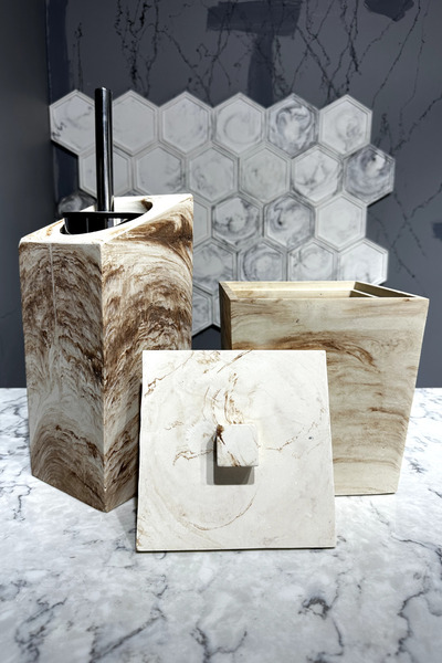 betonmall Set de baie din beton cu model de marmură, 4 bucăți, suport pentru perie de toaletă și coș de gunoi