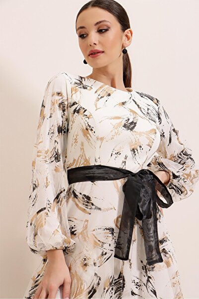 By Saygı Wzorzysta długa tiulowa sukienka z paskiem w talii