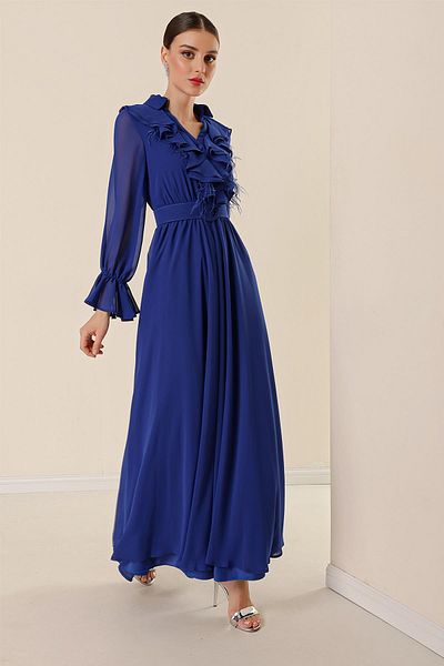 By Saygı Langes Chiffonkleid mit Rollkragen, halbem Knopf vorne, Volant und Federdetail, Gürtel und Taillenfutter. Saks