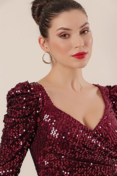 By Saygı Dlhé zamatové šaty s plisovanými flitrami na ramenách a v páse