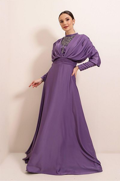 By Saygı Langes Kleid aus Satin mit gerafften Ärmeln, Knopfdetail, gefütterter und perlenbesetzter Vorderseite
