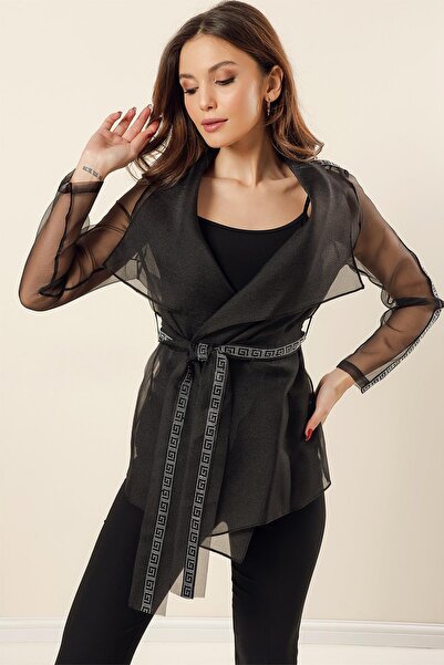 By Saygı Organzová bunda s širokým rozsahem velikostí s vnitřním popruhem na šňůrku a páskem v pase s kamenným detailem