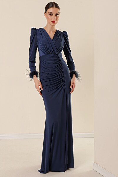 By Saygı Zweireihiges, pelziges, mit Kristallen gefüttertes, langes Kleid aus Kristallstoff