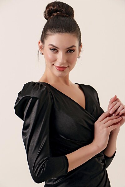 By Saygı Дълга сатенена рокля с двуредно деколте и странично набрана подплата