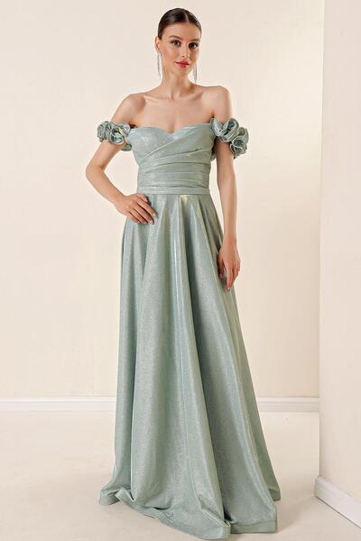 By Saygı Salátové dlouhé šaty s podšívkou přes ramena