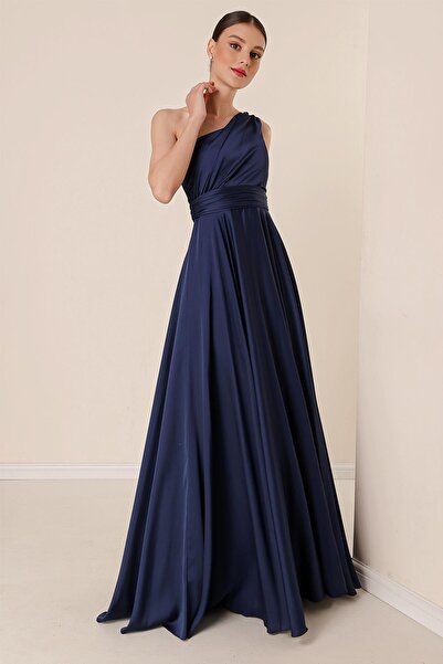 By Saygı Egy vállon bélelt, széles méretű krepp szatén hosszú ruha