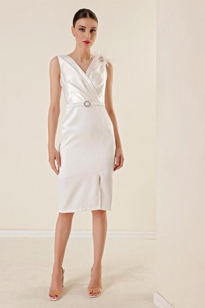 By Saygı Sukienka z dwurzędowym dekoltem, drapowanym paskiem w talii, podszyta tiulem i ozdobiona satyną