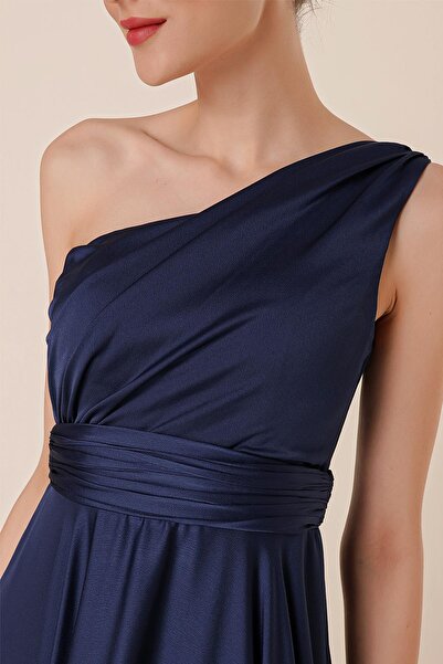 By Saygı Egy vállon bélelt, széles méretű krepp szatén hosszú ruha