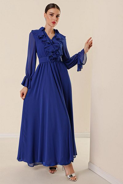 By Saygı Langes Chiffonkleid mit Rollkragen, halbem Knopf vorne, Volant und Federdetail, Gürtel und Taillenfutter. Saks