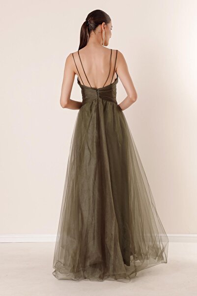 By Saygı Langes Tüllkleid mit V-Ausschnitt, tiefem Rückenausschnitt und drapiertem Futter vorne